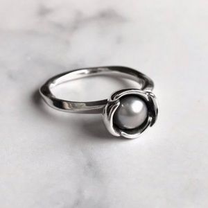 Pandora, bloom ring with grey pearl